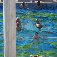 Uczestnicy wycieczki prowadzą merytoryczną dyskusję w basenie z wodą o temperaturze około 26 stopni C. (prof.: Zioło, Łajczak i prof. UP J. Żychowski), na pierwszym planie M. Osuch, fot. E. Osuch)