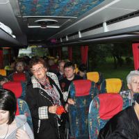 Uczestnicy wycieczki w autobusie na trasie z Krakowa do Racławic (fot. W. Cabaj)