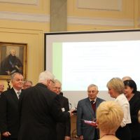 wręczanie medalu dla prof. dr hab. T. Niedżwiedź