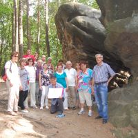 Uczestnicy wycieczki na tle „Kamieni Brodzińskiego”